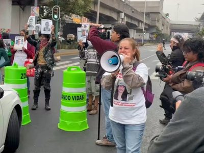 Familiares de desaparecidos bloquean Viaducto y reclaman a Brugada en evento del Mundial
