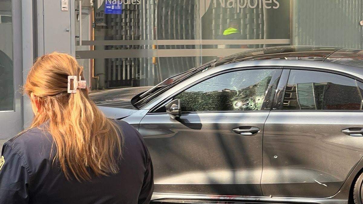 Vehículo en el que se transportaba una persona que fue baleada en la alcaldía Benito Juárez, CDMX, el miércoles 20 de mayo de 2025