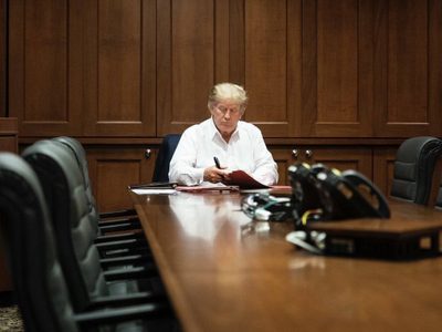 Exjefe de gabinete del expresidente Trump y un presentador de Fox intercambiaron más de 80 mensajes