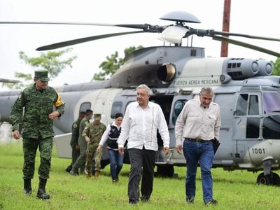 López Obrador rechaza críticas por sobrevolar zonas inundadas y no meterse al agua