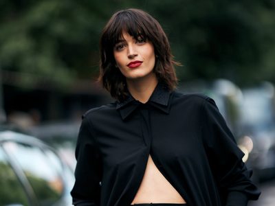 Flequillo bottleneck: el corte retro que causa sensación entre las fashion influencers de la Gen Z