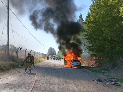 Cuerpo calcinado en un auto: descartan la intervención de otra persona