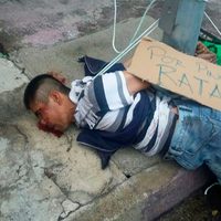Golpean y amarran a un poste a presunto ladrón en Guadalajara