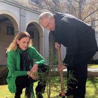 AMLO planta árbol en honor a muertos por covid-19 y desea el bien a amigos y adversarios