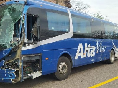 Murieron cinco personas tras chocar un autobús en carretera de Guerrero