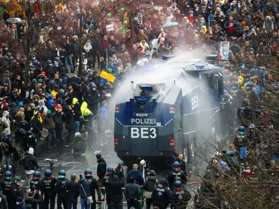 La policía alemana reprimió protestas anticuarentena: un centenar de detenidos