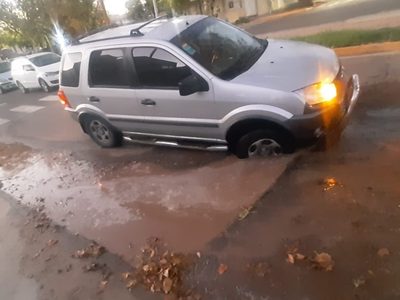 Una camioneta quedó atrapada en medio de un socavón cerca del Polo TIC