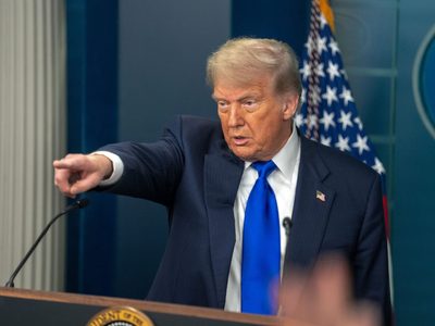 La Corte Suprema le permite a Trump reanudar los despidos masivos