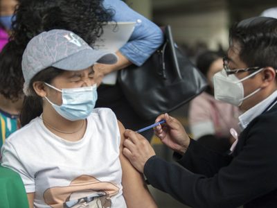 Expertos internacionales piden un "examen minucioso" antes de vacunar a los menores de 12 años
