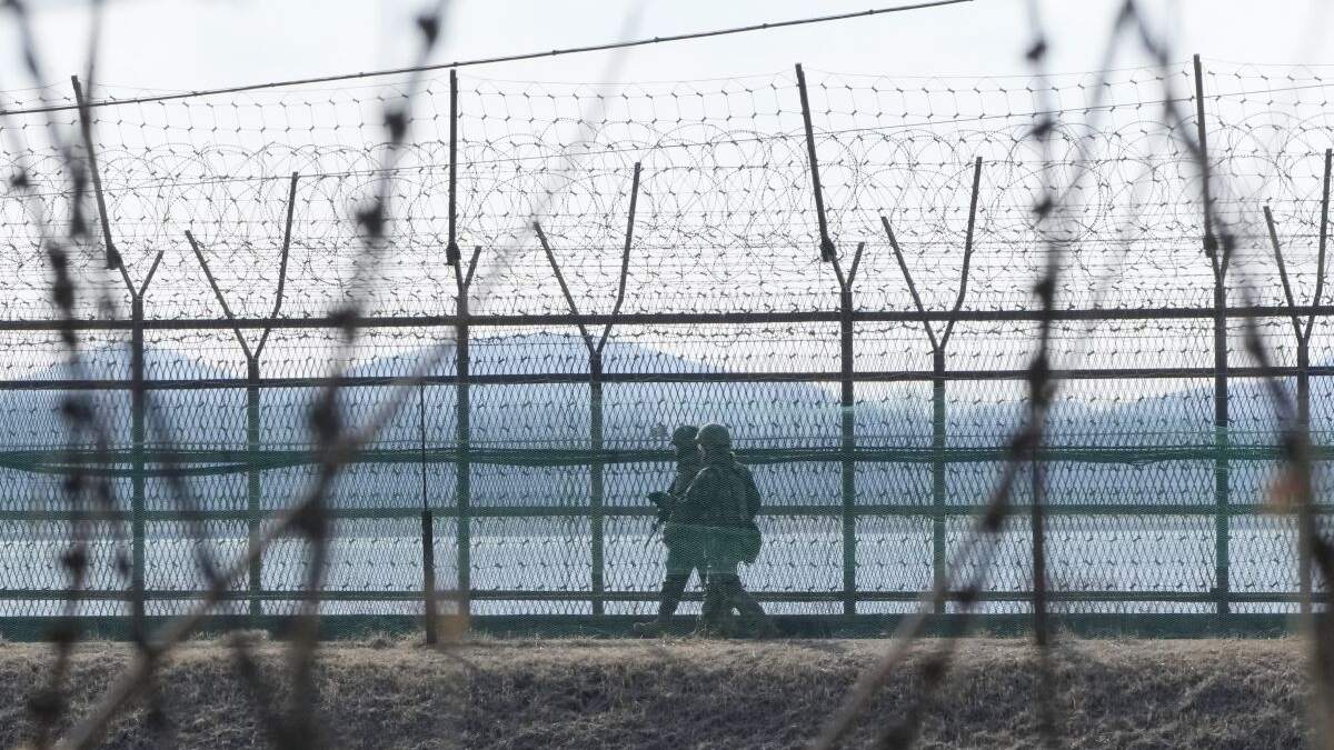 Soldados del ejército surcoreano patrullan junto a la cerca de alambre de espino en Paju, Corea del Sur, cerca de la frontera con Corea del Norte