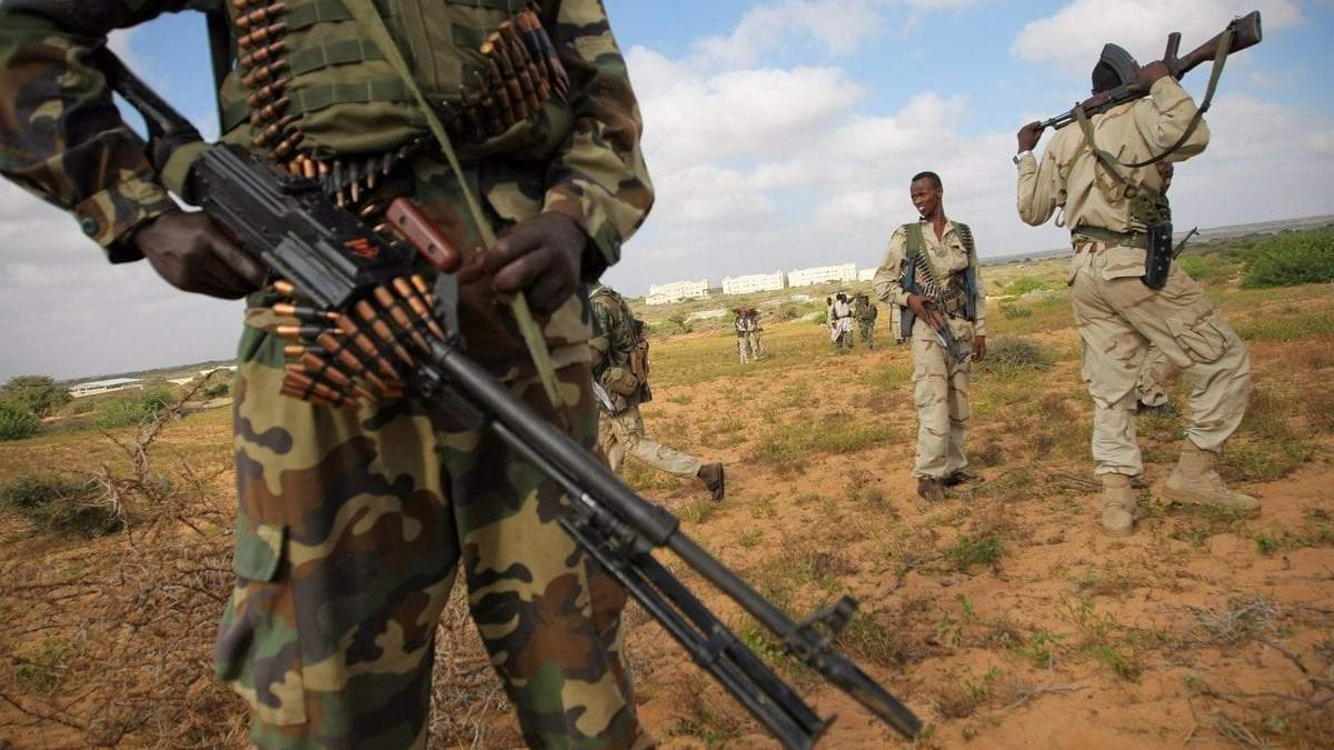 Soldados ugandeses y somalíes en un operativo contra fuerzas de Al Shabaab