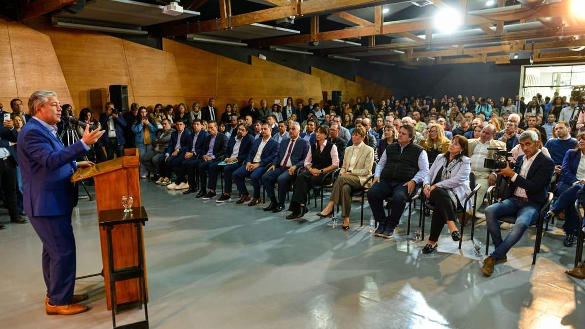 Figueroa brinda su discurso ante los presentes. Fuente: (X)