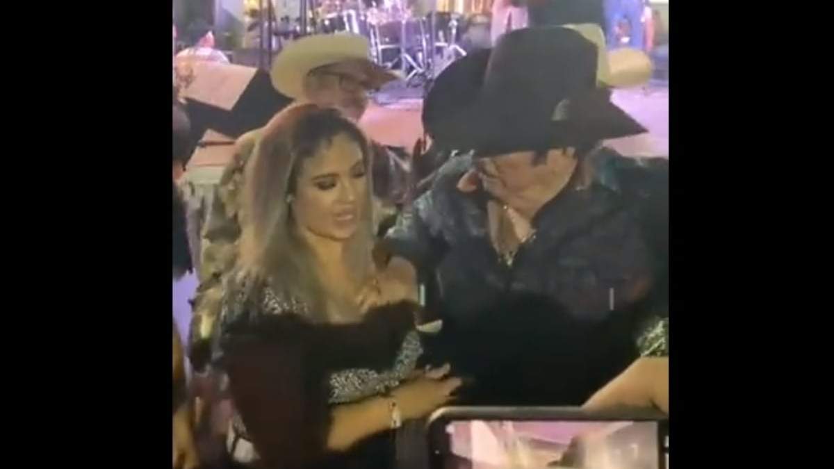 El momento en que Lalo Mora acosa sexualmente a una fan