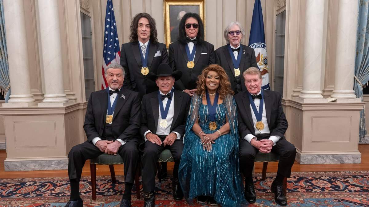 Los galardonados con el premio del Centro Kennedy: En primera fila de izquierda a derecha: Sylvester Stallone, George Strait, Gloria Gaynor y Michael Crawford; en la fila de atrás de izquierda a derecha: los miembros del grupo de rock KISS Paul Stanley, Gene Simmons y Peter Criss