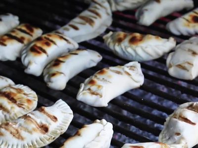 Ponete la 10 y hacete estas tremendas empanadas de pollo a la parrilla: ricas, jugosas y con un sabor único