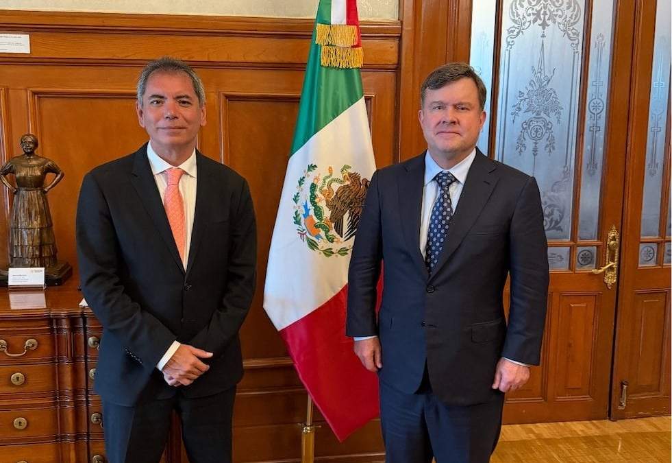 Hurley (derecha) también se reunió con Édgar Amador, secretario de Hacienda