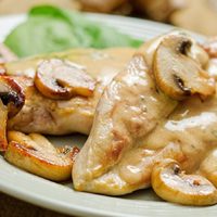 Pollo cremoso: mirá esta jugosa, fácil y divina receta si no sabés qué preparar estos días
