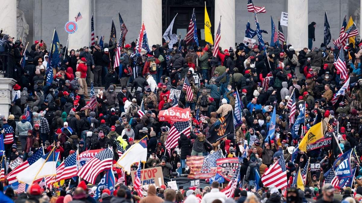 Partidarios de Trump en la toma del Capitolio. Fuente: (Twitter)