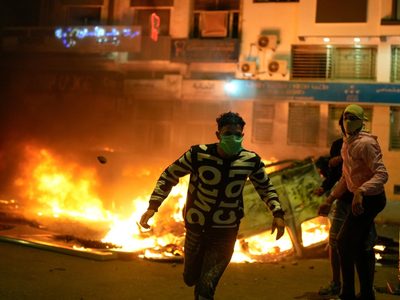 Tres muertos y 400 detenidos bajo amenaza de "cadena perpetua" en las protestas de Marruecos