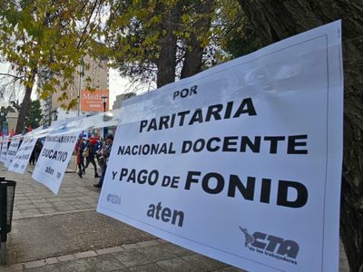 Docentes marcharon por el centro de Neuquén