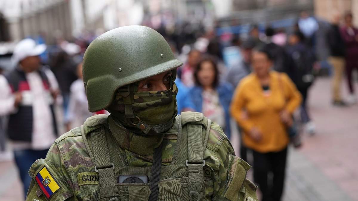 Militares patrullan a las afueras del palacio presidencial durante el estado de excepción en Quito
