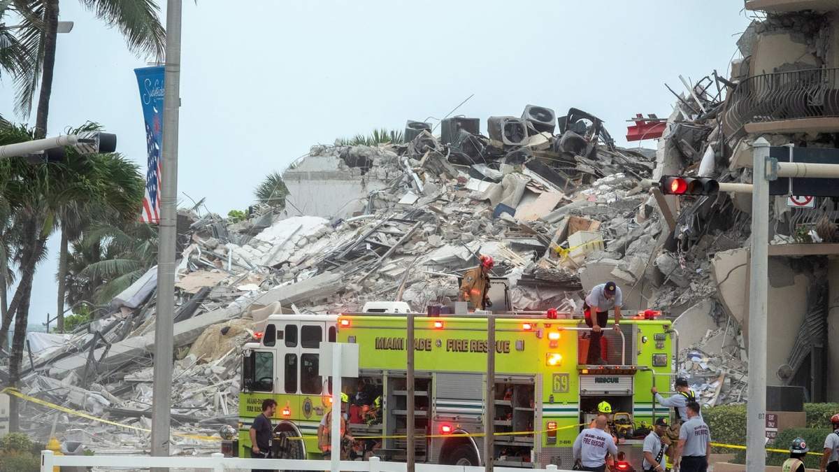 Un camión de bomberos al lado de los escombros del edificio derrumbado en Miami. Fuente: (Twitter)