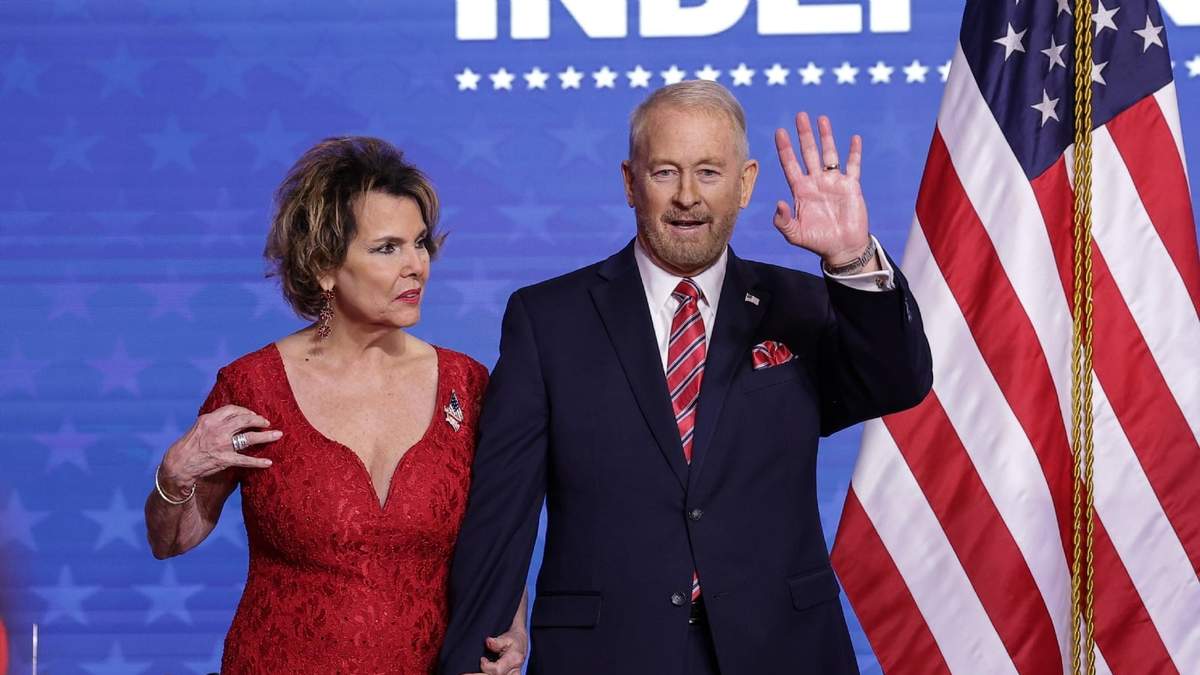 El embajador Ronald Johnson y su esposa Alina Arias, en un acto oficial para la celebración del 249 aniversario de la independencia de EU
