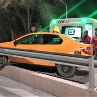Un taxista recibió un disparo cuando llevaba a una pareja: pudo activar el botón antipánico y saltar