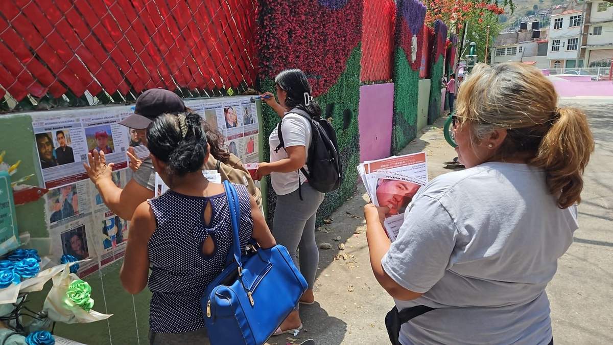 Colectivos de búsqueda de desaparecidos en Guerrero en su vía crucis diario.