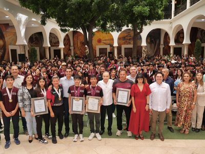 Gobernador Durazo premia con becas a medallistas de los Juegos Deportivos Nacionales