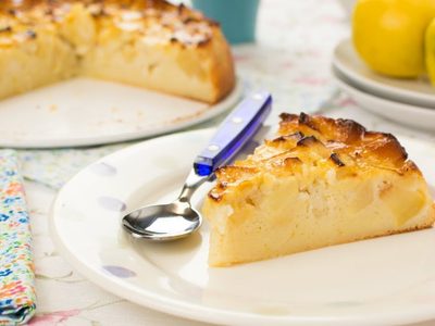 Tarta de yogur y manzana: con pocos ingredientes prepará el postre más irresistible