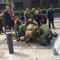 Paracaidista de la Semar sufre accidente durante el desfile militar (Videos)