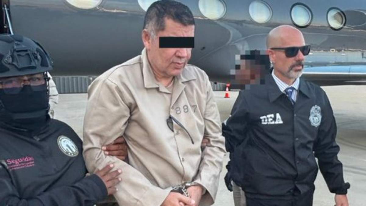 Abigael González Valencia “El Cuini” con agentes de la DEA
