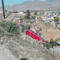 Cae autobús de pasajeros a un barranco en Tijuana; hay 4 muertos