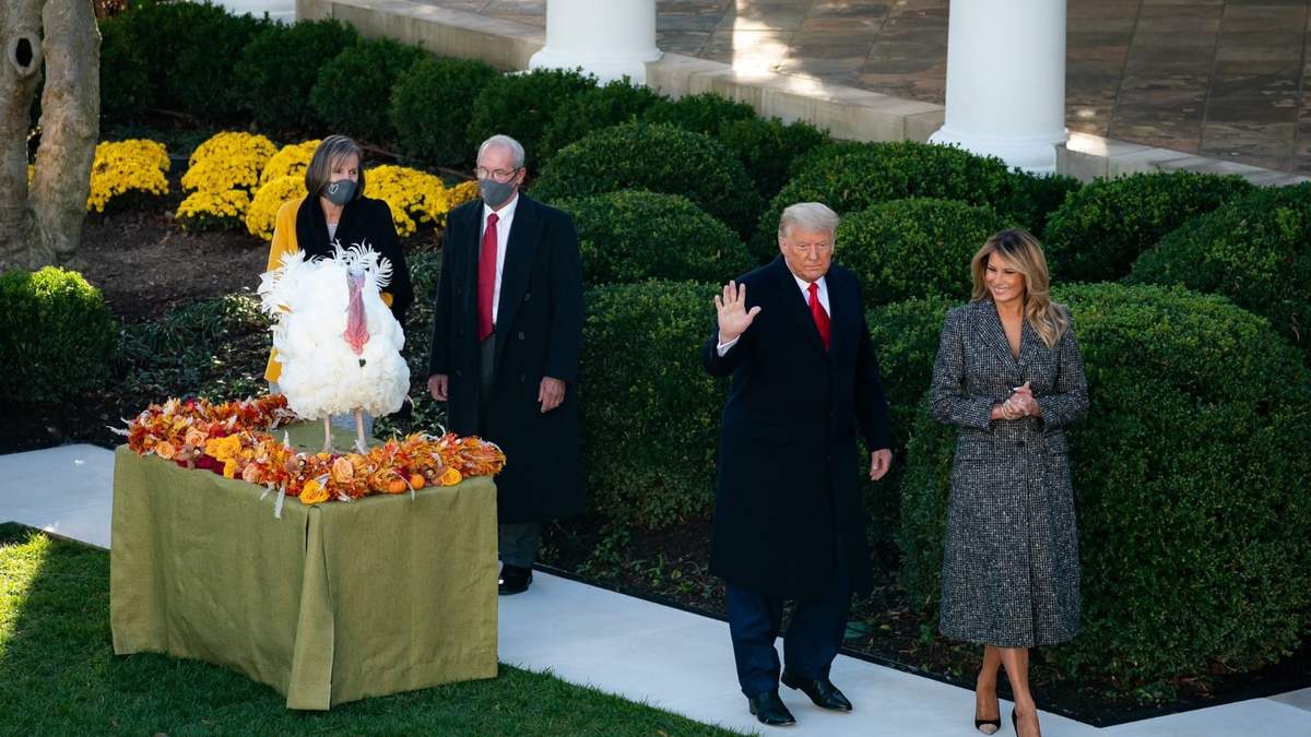 El presidente de EU y su esposa Melania en el tradicional indulto a un pavo en el Día de Acción de Gracias