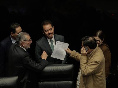 Senado empieza lectura de la iniciativa de "supremacía constitucional"