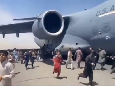 En su desesperación, afganos trepan a las ruedas de un avión en Kabul y dos caen al vacío (Video)