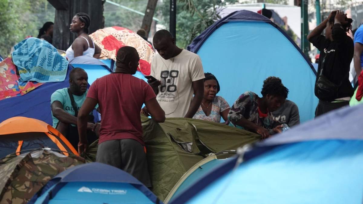 Migrantes regresaron a la plaza Giordano Bruno donde instalaron su campamento a fin de continuar con sus trámites de regulación migratoria