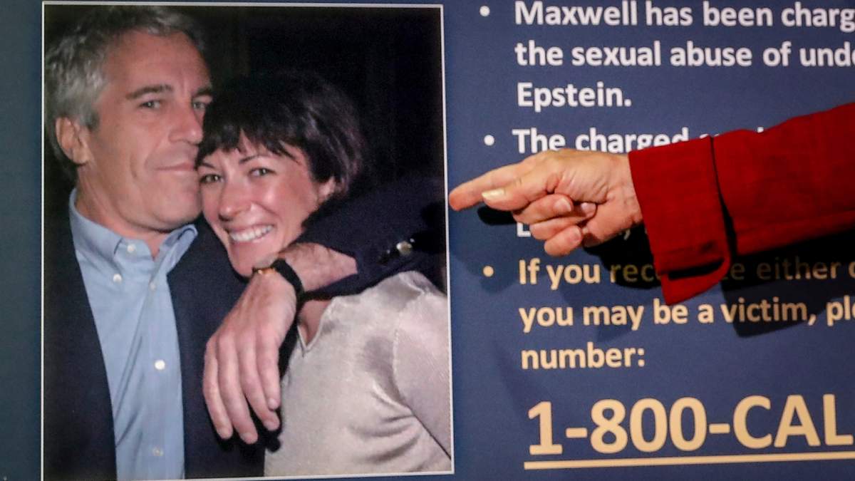Una foto de Jeffrey Epstein con Ghislaine Maxwell es exhibida en una conferencia de prensa en Nueva York el 2 de julio del 2020