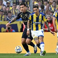 “En la cancha no hay amigos”: el palito de Ángel Di Maria a Leandro Paredes tras el empate de Central