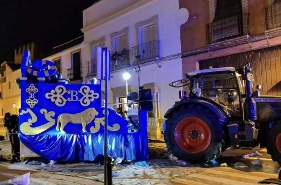 Tractor y carroza de Baltasar que atropelló a varias personas durante la Cabalgata de Reyes en Marchena, Sevilla, España