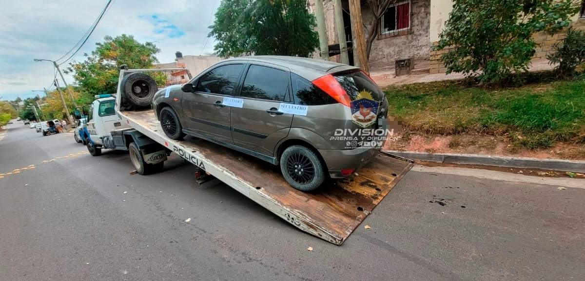 El Ford Focus fue trasladado en resguardo y a disposición de la Fiscalía. Fuente: (Prensa Policía)