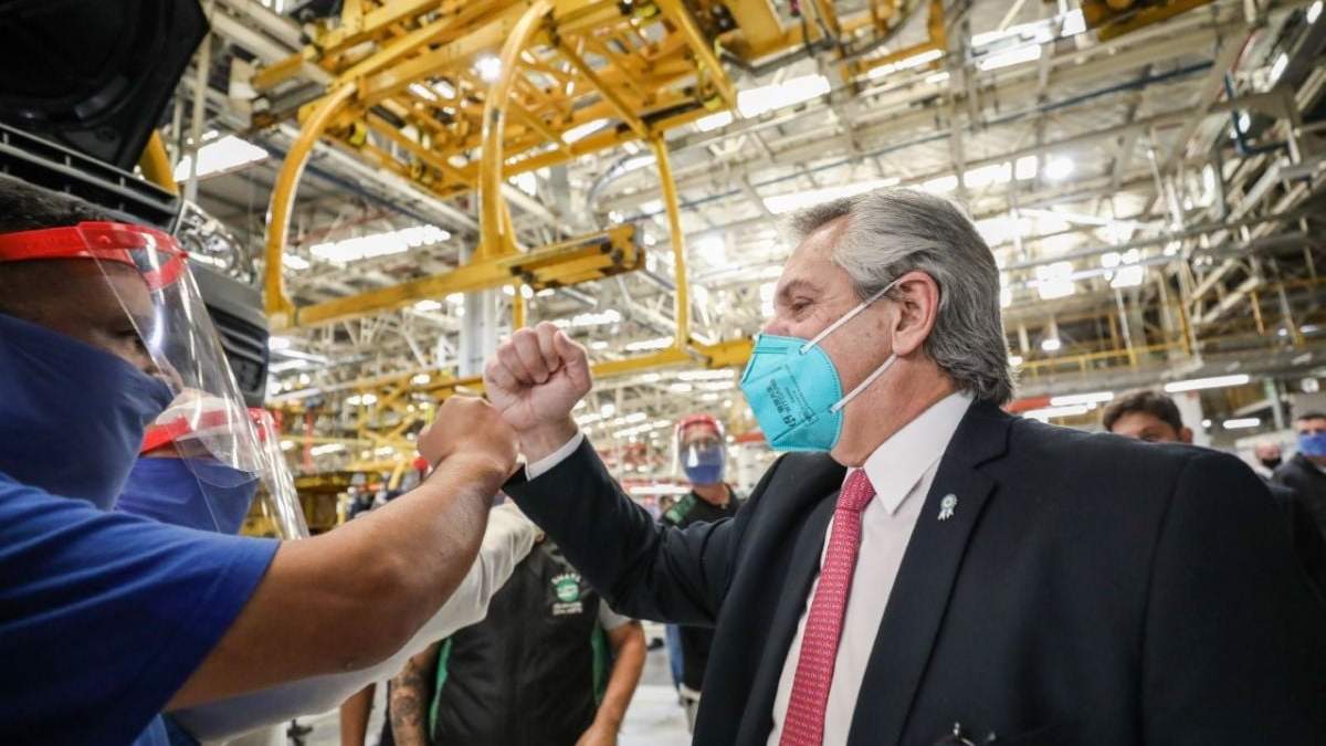 Alberto Fernández saludando a trabajadores durante la pandemia. Fuente: (Twitter)