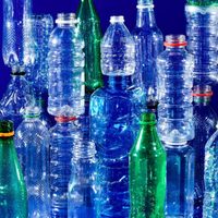 Con botellas y envases plásticos, creá la lámpara Navideña gigante más original y llamativa para la deco de estas fiestas