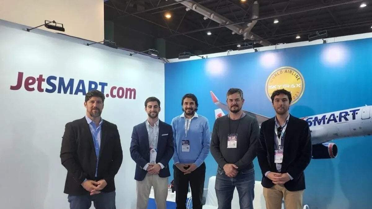 Saloniti junto a representantes de la aerolínea low cost. Fuente: (Instagram).