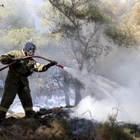 Dos incendios forestales arden cerca de capital griega, alimentados por fuertes vientos