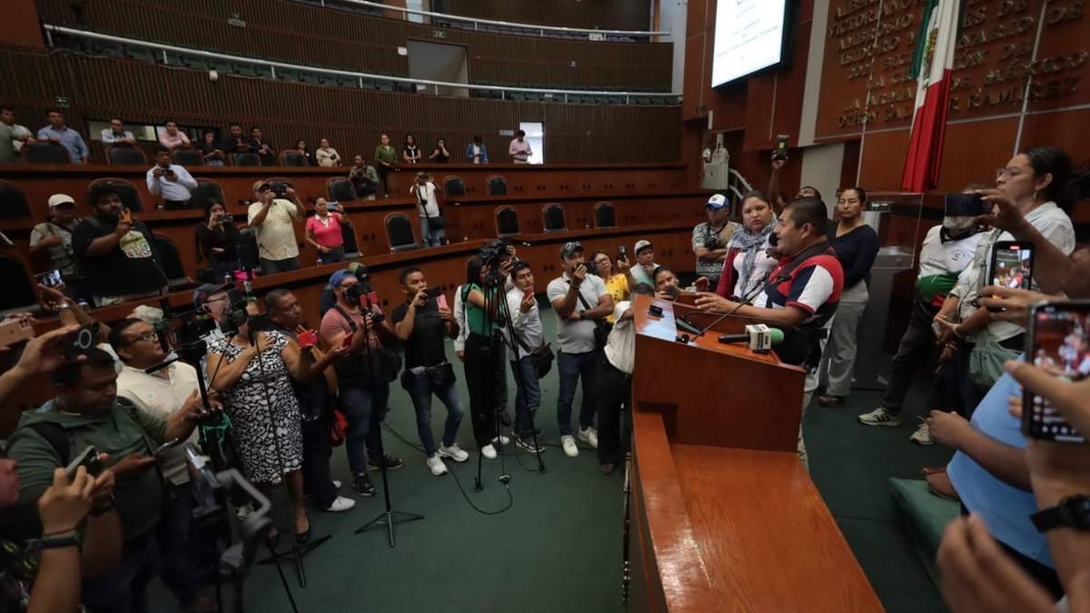 Reporteros toman la tribuna del Congreso de Guerrero el 14 de mayo para protestar contra una amenaza de muerte de un diputado de la Tierra Caliente contra un fotógrafo
