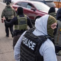Agentes enmascarados, el símbolo de las redadas migratorias de Trump