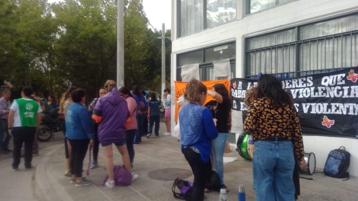 Paro sorpresivo de las trabajadores del Servicio de Prevención de Violencia Familiar de Neuquén. Fuente: (Facebook)