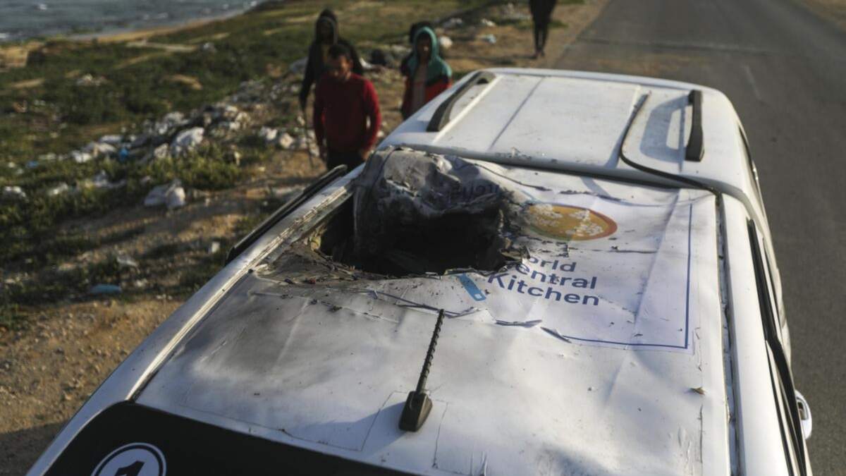 Palestinos inspeccionan un vehículo con el logotipo de World Central Kitchen destruido por un ataque aéreo israelí en Deir al Balah, Franja de Gaza,